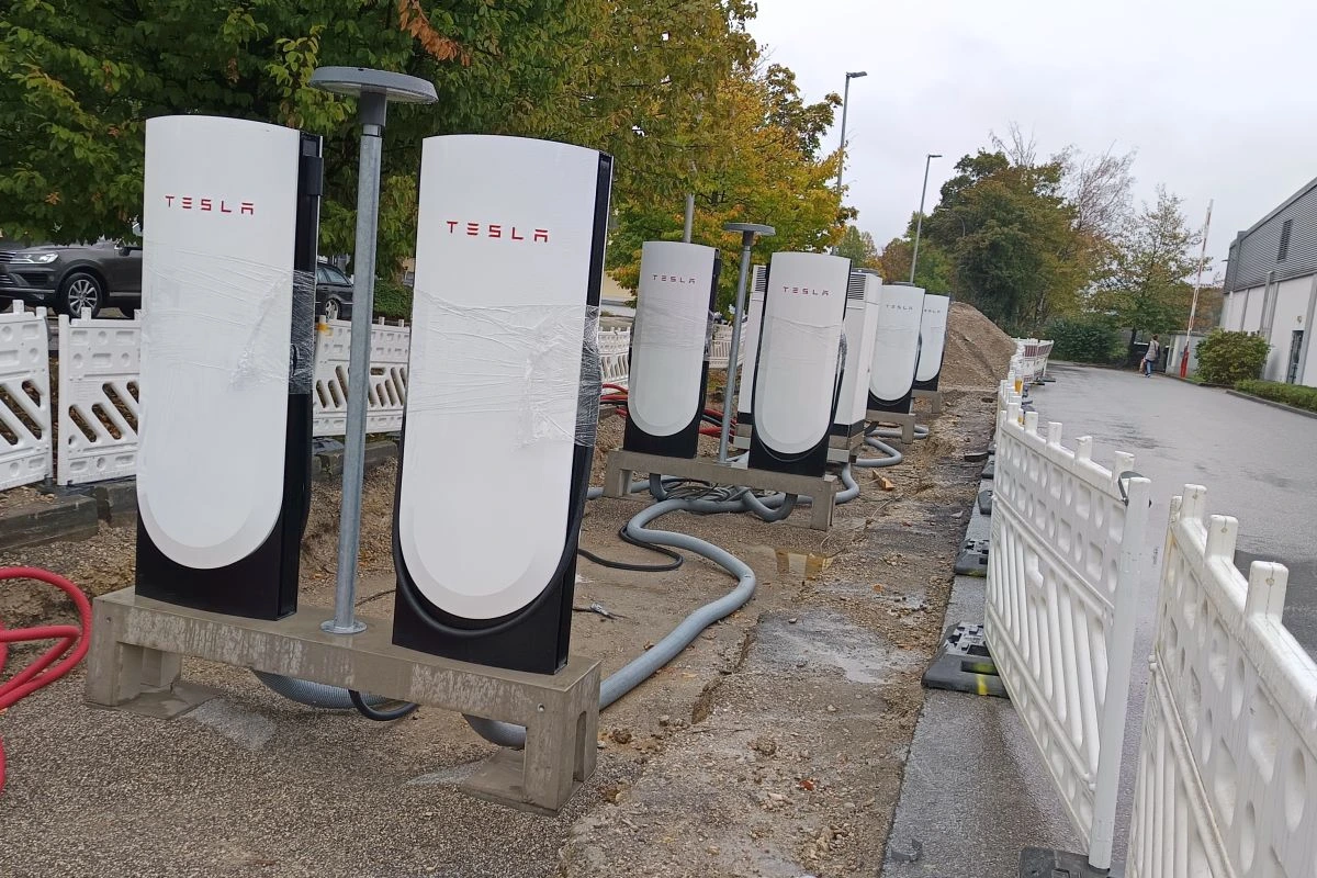 Baustelle für Ladestation für E-Autos von Tesla.