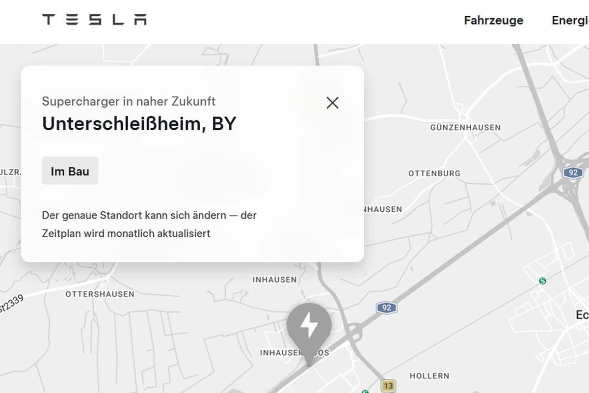 Screenshot der interaktiven Karte auf der Tesla-Webseite mit der geplanten Ladestation in Unterschleißheim.