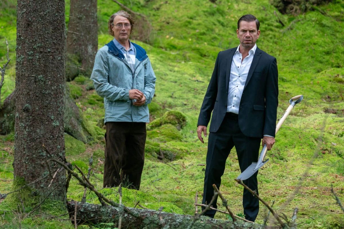 Zwei Männer stehen bei einer Suche im Wald. Szene aus dem Film "Therapie für Wikinger" (Foto: Neue Visionen Filmverleih)