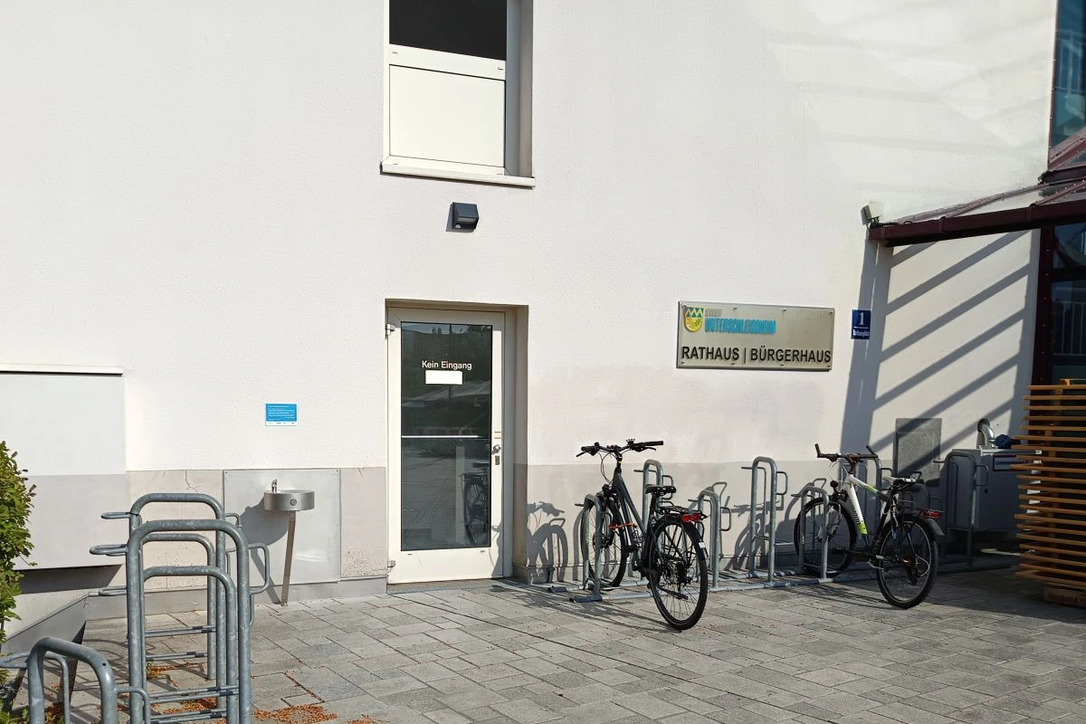 Trinkbrunnen am Rathaus Unterschleißheim aus größerer Entfernung (Foto: Peter Marwan)