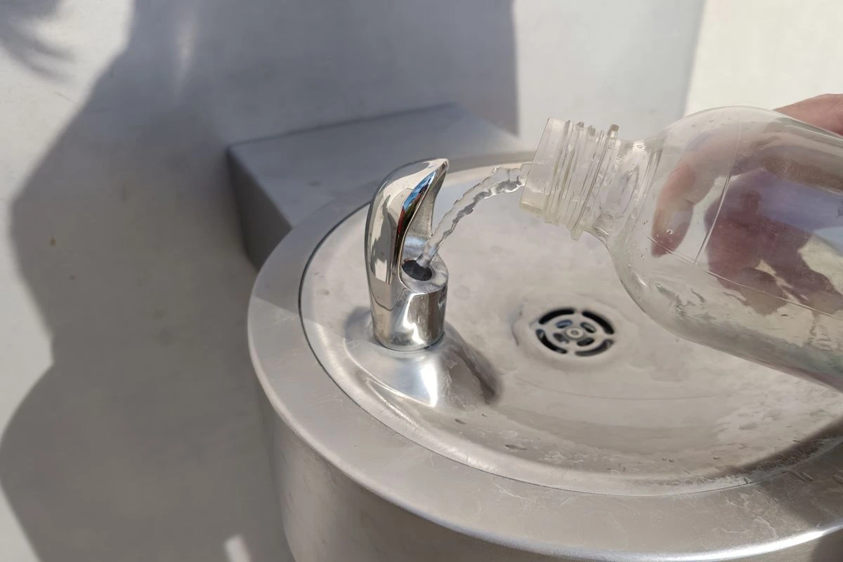 Auffüllen einer Flasche am Trinkbrunnen (Foto: Peter Marwan)