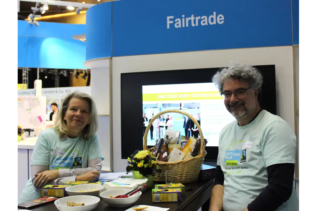 Stand des Fairtrade-Teams auf der Unterschleißheimer Gewerbeausstellung mit Jolanta Wrobel und Stephan Hunal
