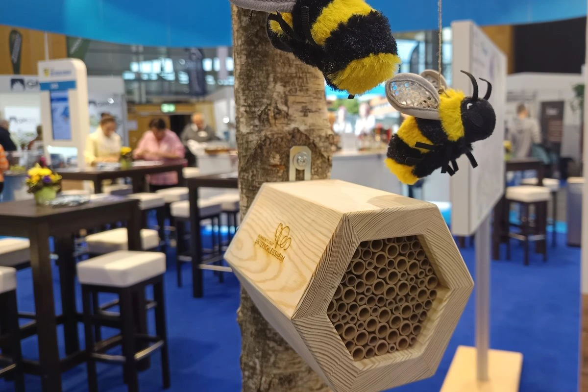 Bienenquiz am Stand der Stadt Unterschleißheim, bei dem man Insektenhotels gewinnen kann. (Foto: Peter Marwan)