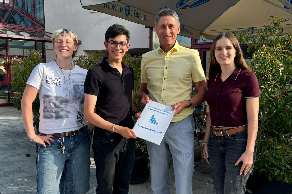 Emilio Emiliano, Vorsitzender des Jugendparlaments Unterschleißheim, und die beiden stellvertretenden Vorsitzenden Neela Kaltenbach und Klara Stauner bei der Übergabe des Leitfadens an Bürgermeister Christoph Böck (Foto: Stadt Unterschleißheim)