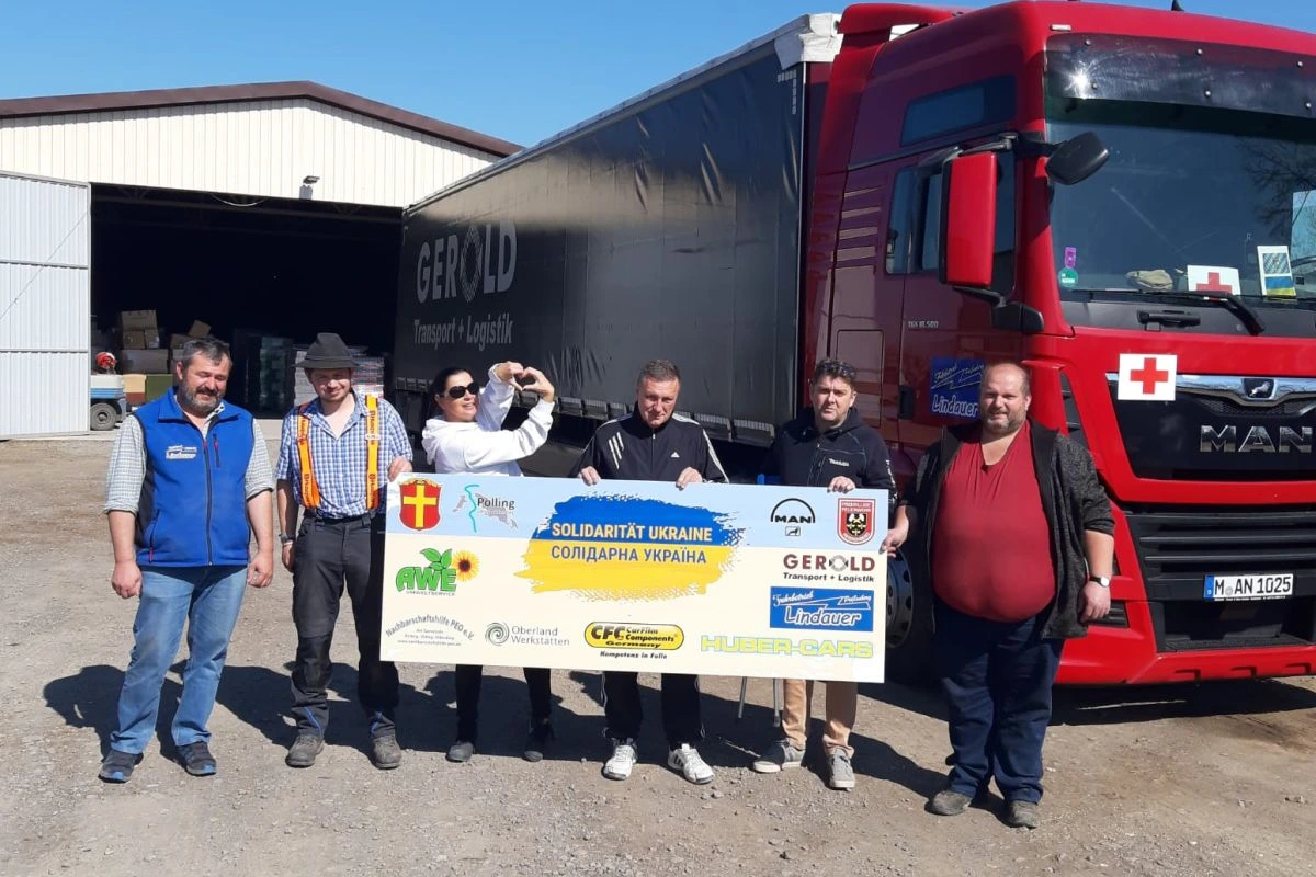 Menschen verabschieden im Rahmen der Spendenaktion „Solidarität Ukraine“ der Gemeinde Polling einen LKW (Bild: Gemeinde Polling)