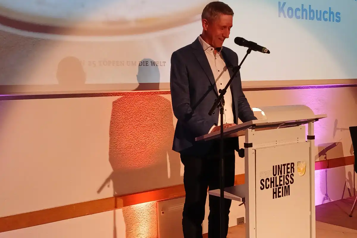 Bürgermeister Christoph Böck bei der Vorstellung des 1. Unterschleißheimer Kochbuchs · Foto: Helmut Göbel