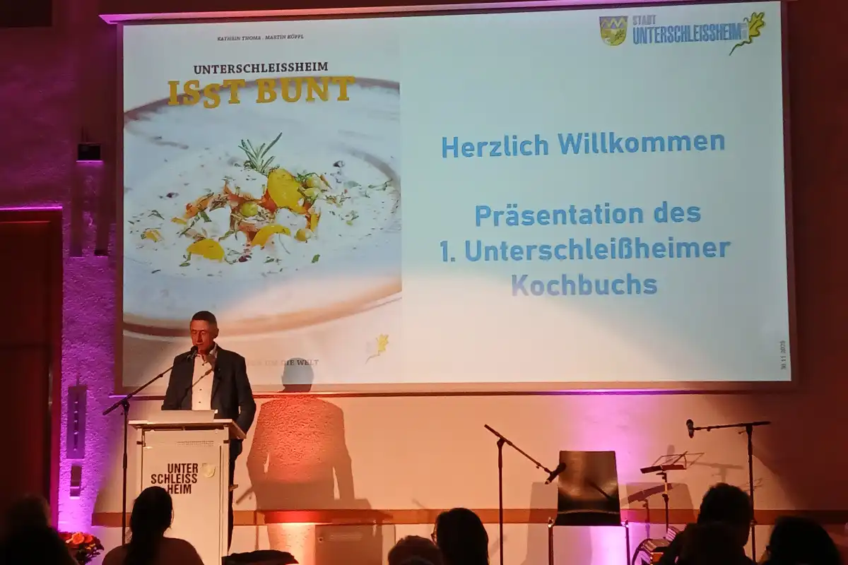 Bürgermeister Christoph Böck bei der Vorstellung des 1. Unterschleißheimer Kochbuchs · Foto: Helmut Göbel
