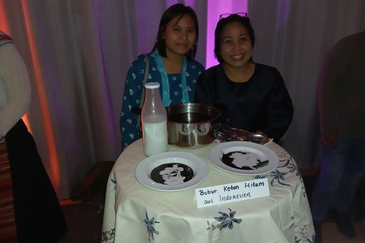 Von Virginia aus Indonesien gab es Bubur Ketan Hitam · Foto: Helmut Göbel