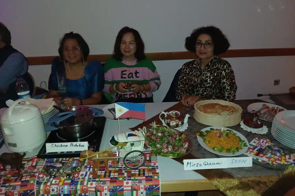 Mirza Ghasemi gab es von Mehri aus dem Iran und Virginia von den Philippinen präsentierte Chicken Adobo · Foto: Helmut Göbel