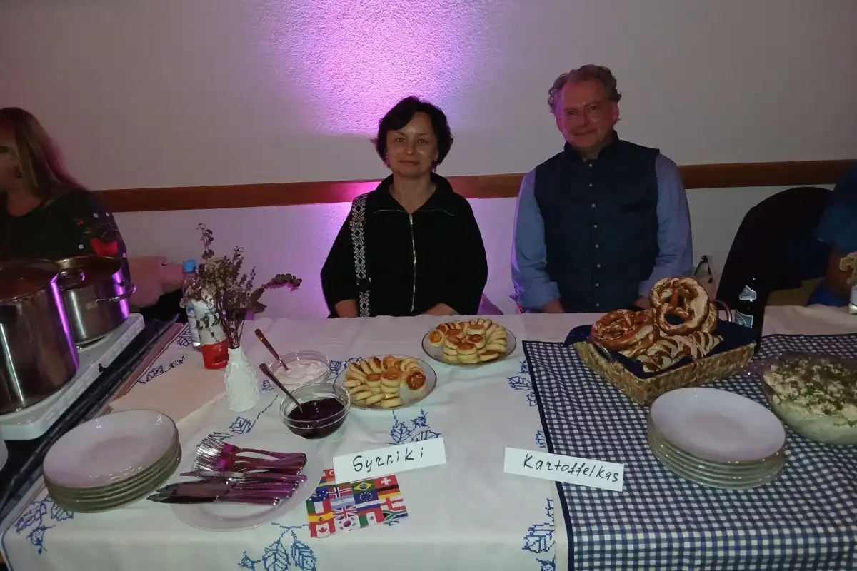Julia aus Russland bereitete Syrniki zu und Ihr Mann Stefan aus Niederbayern liebt seinen Kartoffelkas · Foto: Helmut Göbel