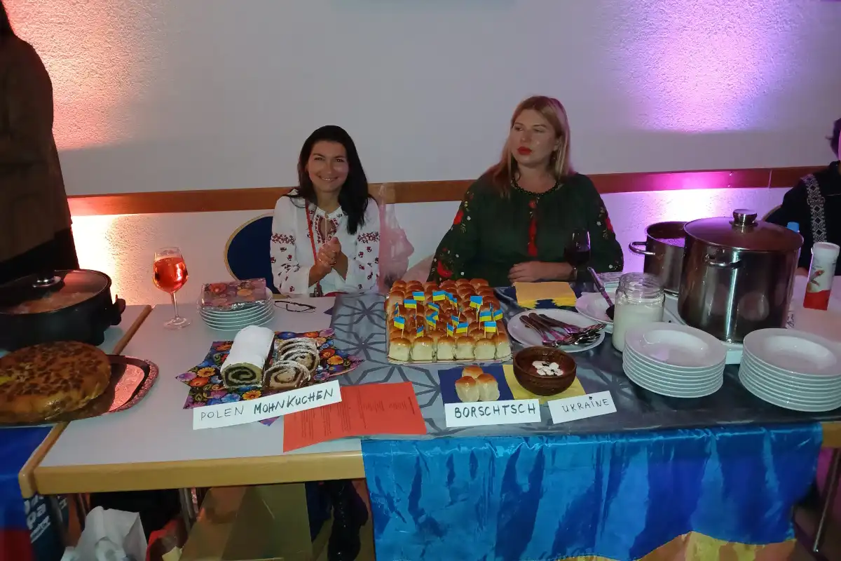 Von Anna aus der Ukraine wurde Borschtsch mit Pampuschky (Hefeteigbrötchen mit Knoblauch) angeboten - mein Favorit des Abends und links daneben Mohnkuchen von Kreisrätin Jolanta Wrobel aus Polen (nicht im Bild) · Foto: Helmut Göbel