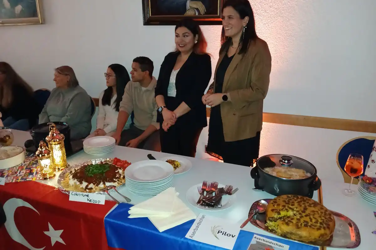 Von Ebru aus Aserbaidschan gab es den Reisauflauf Pilov und von Döndü aus der Türkei Çökertme Kebabi · Foto: Helmut Göbel
