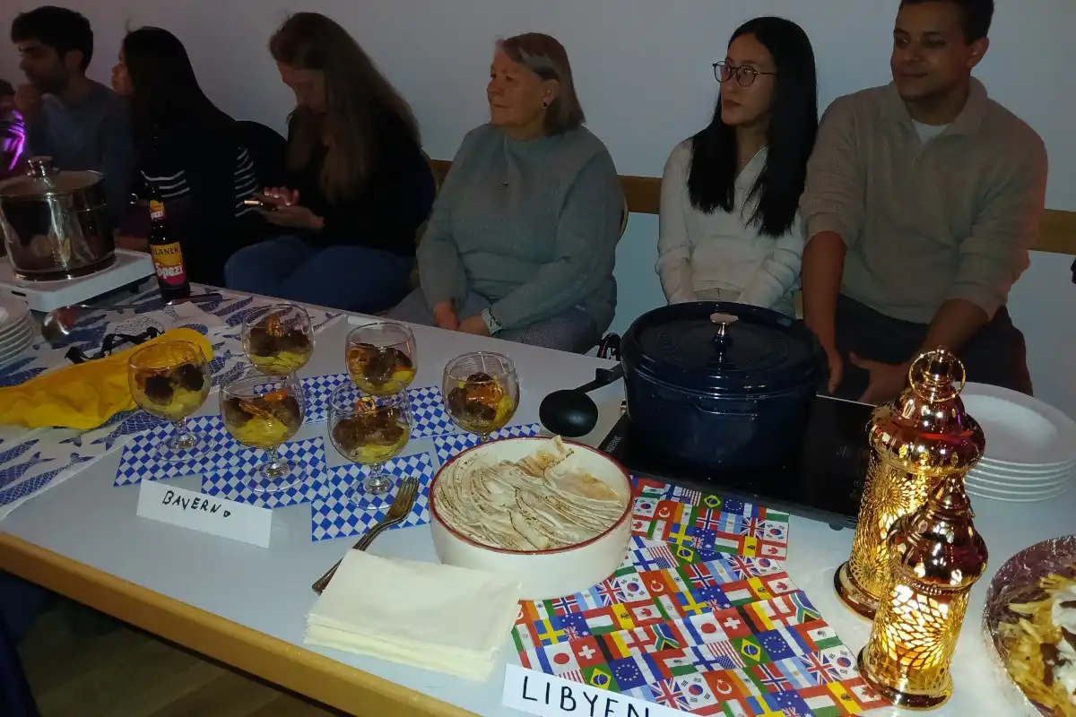 Kim aus Vietnam kredenzte eine Spezialität aus Lybien: Shorba und Münchner Kindl und Stadträtin Heidi Kurz punktete mit Fleischpflanzerl auf Kartoffelsalat, oberbayerische Art · Foto: Helmut Göbel