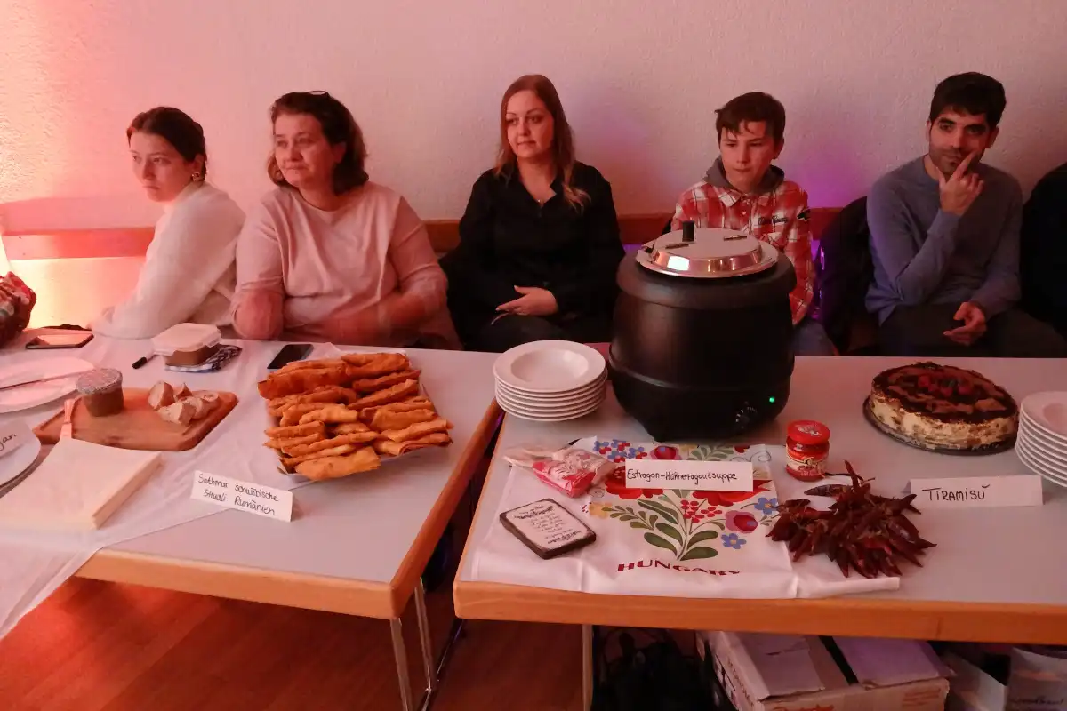 Die Tiramisu von Ricardo fand reißenden Absatz. Aber Christina aus Rumänien hat von ihren Sathmarer Schwäbische Strudli nichts wieder mit nach Hause genommen · Foto: Helmut Göbel