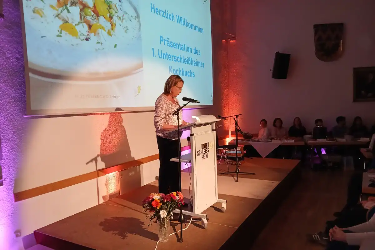 Frau Katja Ojala-Kocak, Sprecherin des Beirats für interkulturelles Zusammenleben und Migration bei der Vorstellung des Kochbuches · Foto: Helmut Göbel