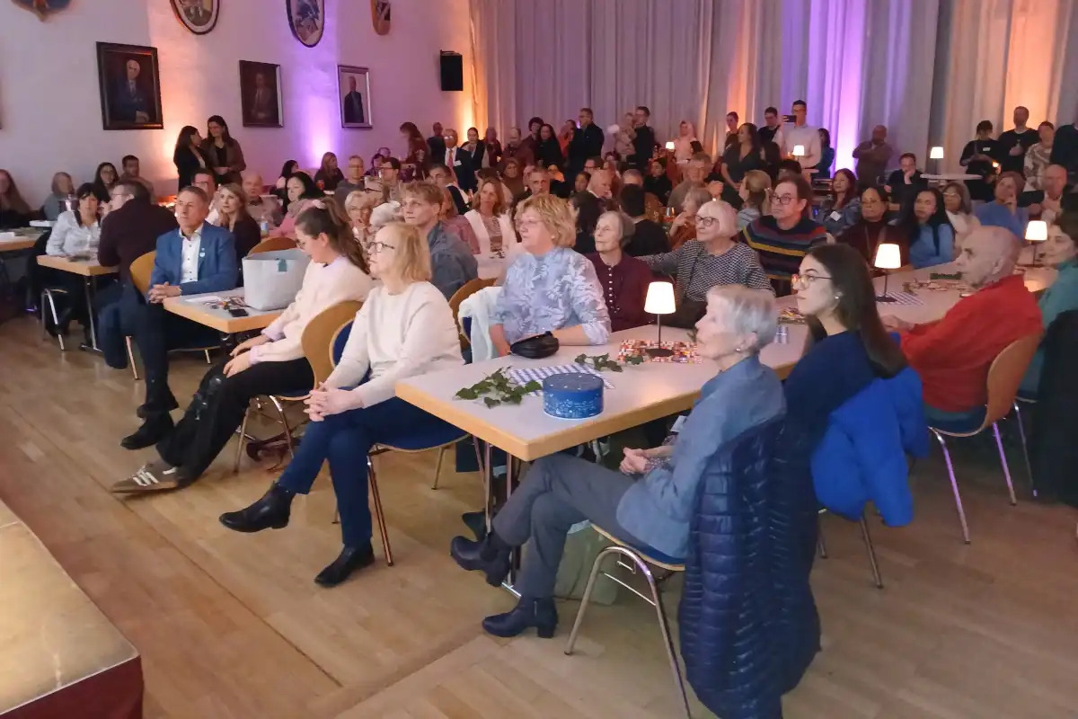 Die Anwesenden lauschten ganz gespannt · Foto: Helmut Göbel