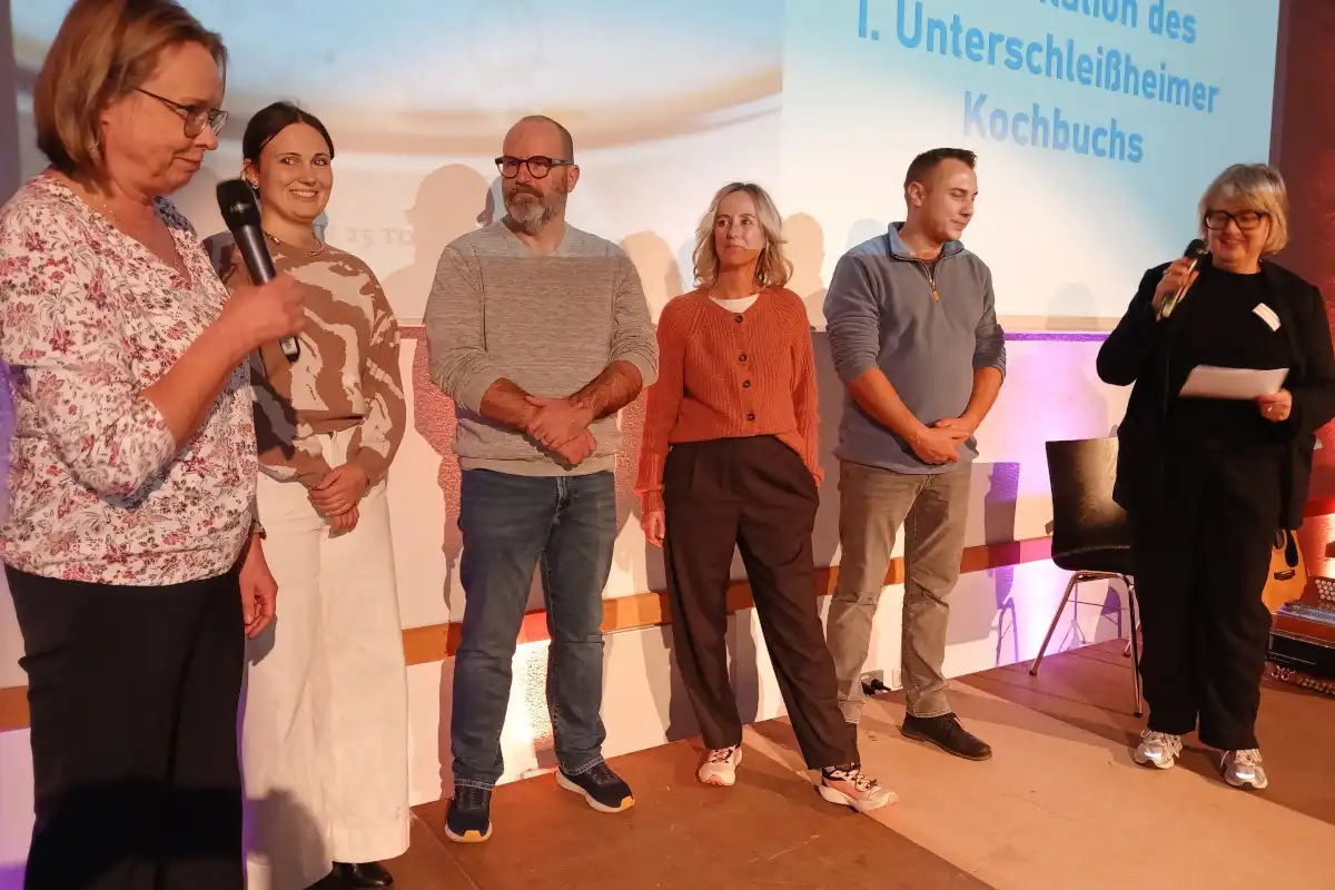 Podiumsdiskussion mit Kultur-Leiterin Barbara Lackermeier (ganz rechts) mit ihren Diskussionspartner:innen (von links nach rechts) Katja Ojala-Kocak, Clara Berkmann (EvenDS-Management), Martin Köppl (Fotografie), Kathrin Thoma (Redaktion) und Benjamin Geiger (Koch im Sehbehinderten-Zentrum) · Foto: Helmut Göbel