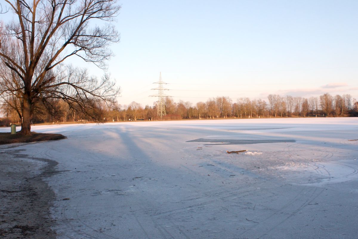 Sieht schön aus, ist aber gefährlich: Der zugefrorene Unterschleißheimer See (Bild: Peter Marwan)