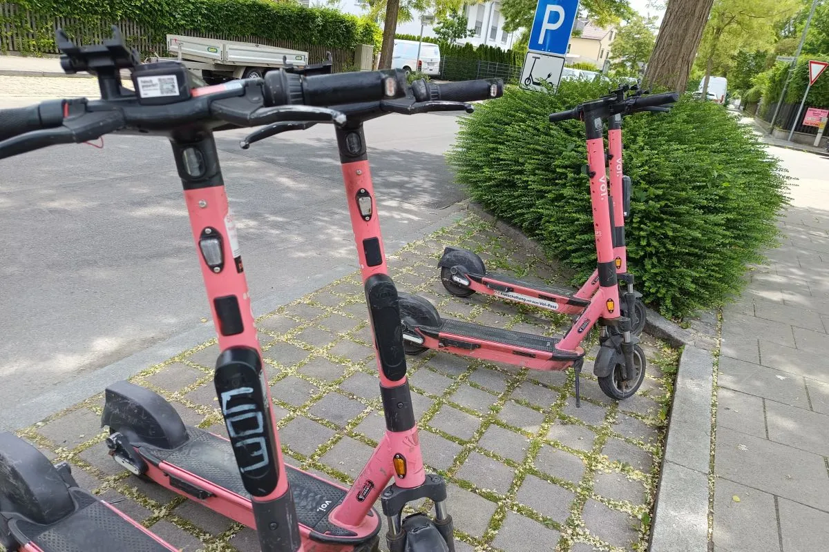 Auf einem Abstellplatz stehende E-Scooter von Voi Technology (Foto: Peter Marwan)