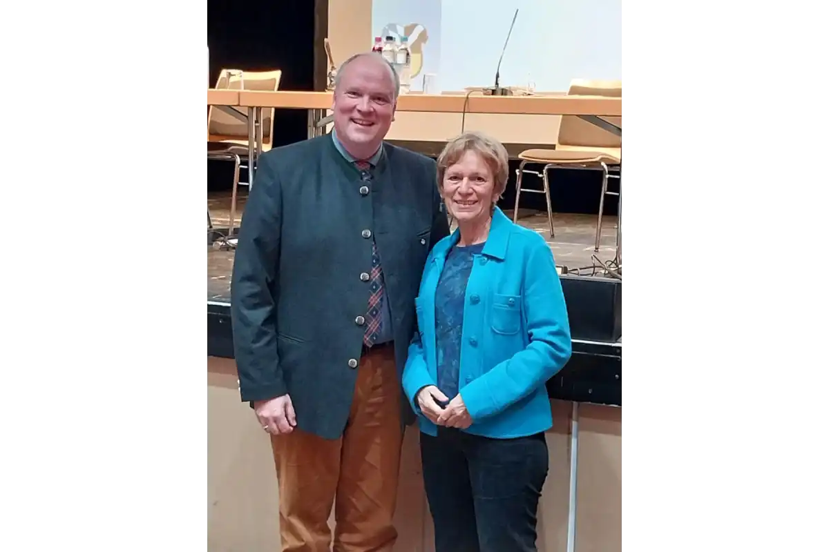 Lissy Meyer mit Landrat Christoph Göbel bei ihrer Vereidigung zur Kreisrätin im März 2025