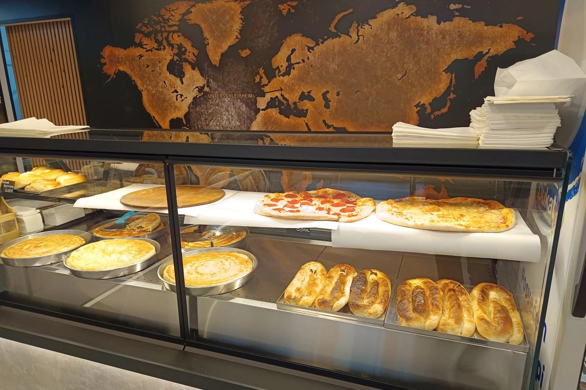 Theke mit Börek bei Viva Bakers & Grill in Unterschleißheim (Foto: Peter Marwan)