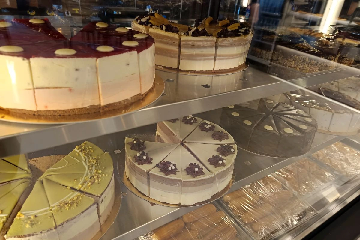 Theke mit Torten in Viva Bakers & Grill in Unterschleißheim (Foto: Peter Marwan)