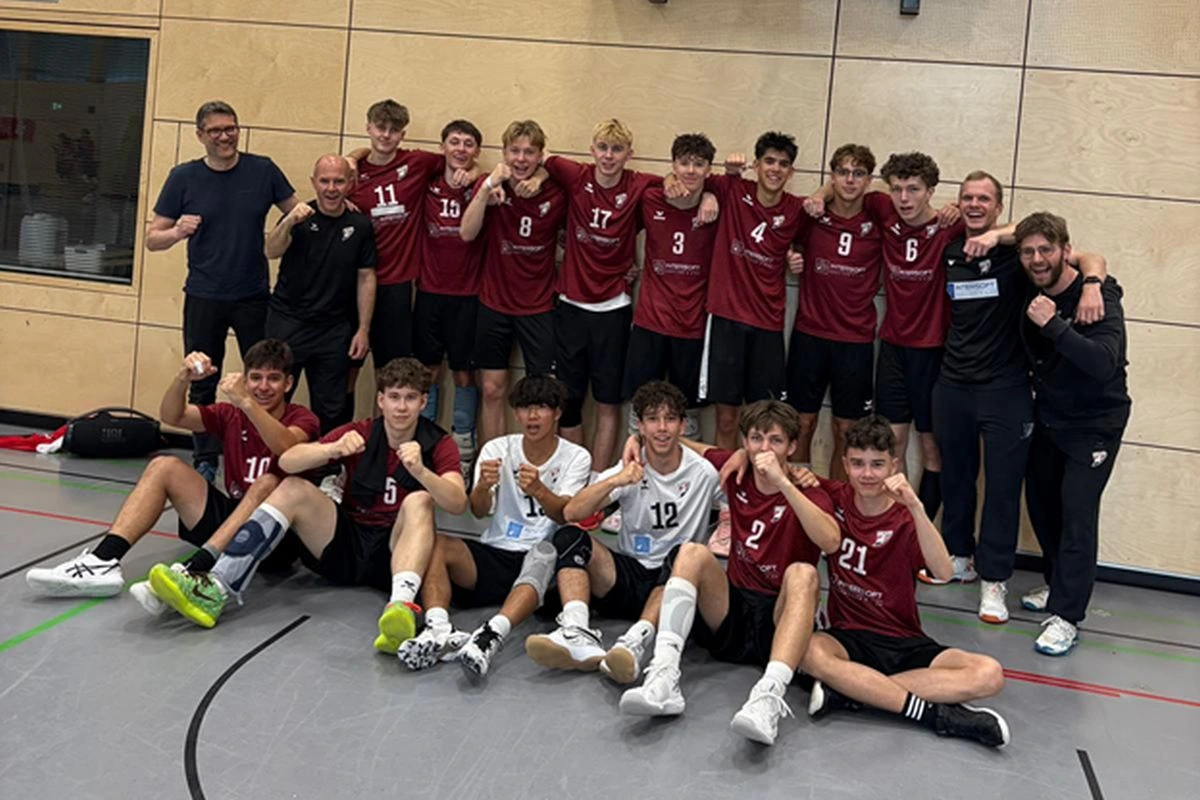 Lohhofer U18-Team (von hinten links nach vorne rechts): Sven Muschellik (Co-Trainer), Thorsten Oelgart (Co-Trainer), Dominik Mürle (Kapitän), Leo Rahm, Oscar Gless, Lukas Pfeifer, Mika Weidner, Levin Tam, Nicolas Kartascheff, Hannes Reichenberger, Daniel Sturm (Co-Trainer), Felix Nothdurft (Trainer), Alex Liess, Sebastian Englisch, Sebastian Huang, Tim Oelgart, Jonas Stockinger, Lorenz Jell (Foto: SV Lohhof)