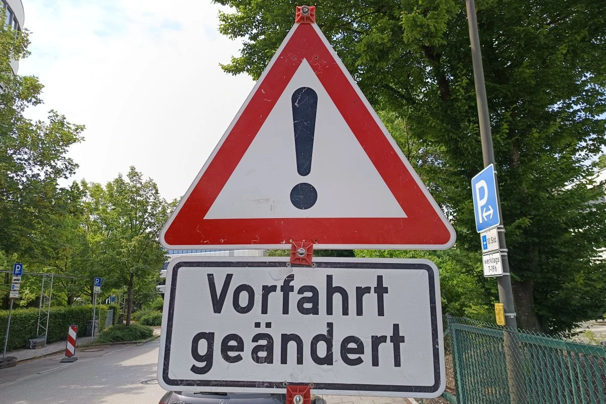 "Vorfahrt geändert"-Schild auf der Siemensstraße. (Foto: Peter Marwan)
