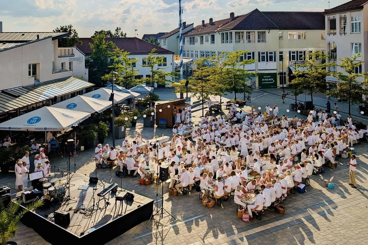 Picknick auf dem Rathausplatz bei der "Weißen Nacht" 2026 (Foto: Stadt Unterschleißheim)