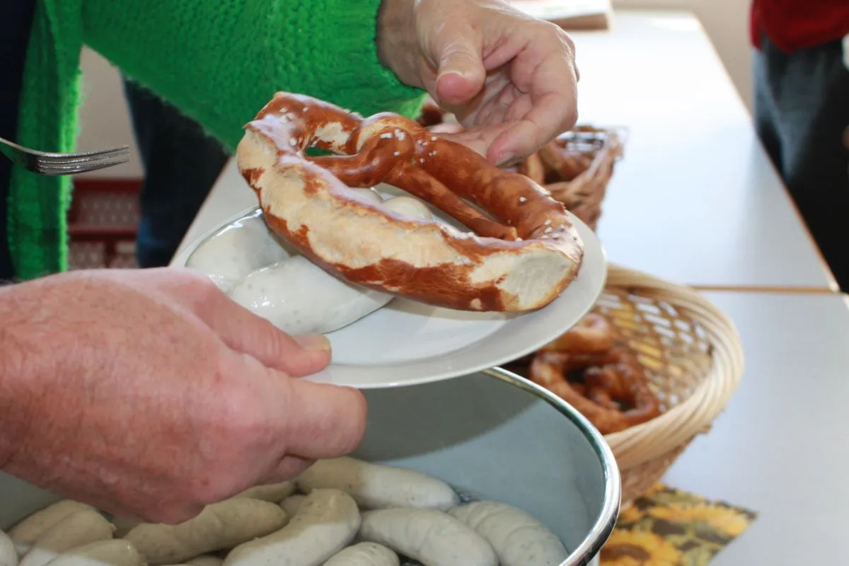 Weißwurst und Brezn auf Teller (Bild: Peter Marwan)