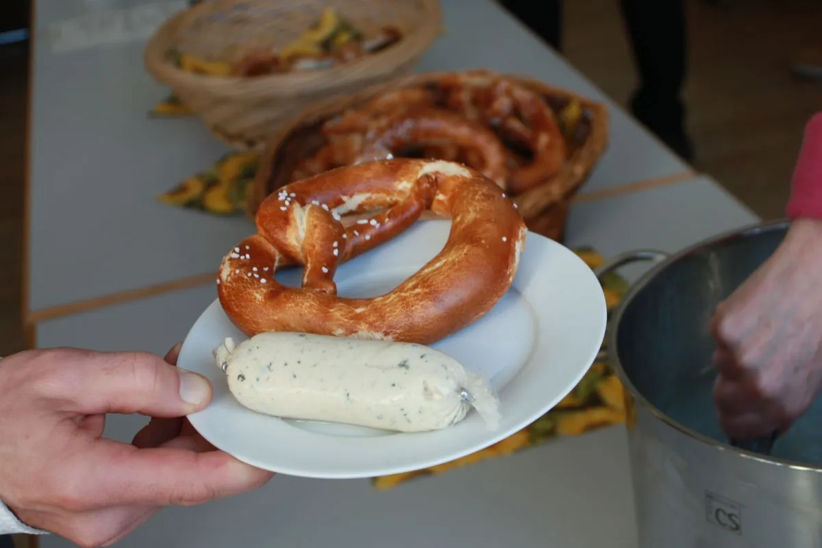 Weißwurst und Brezn auf Teller (Bild: Peter Marwan)