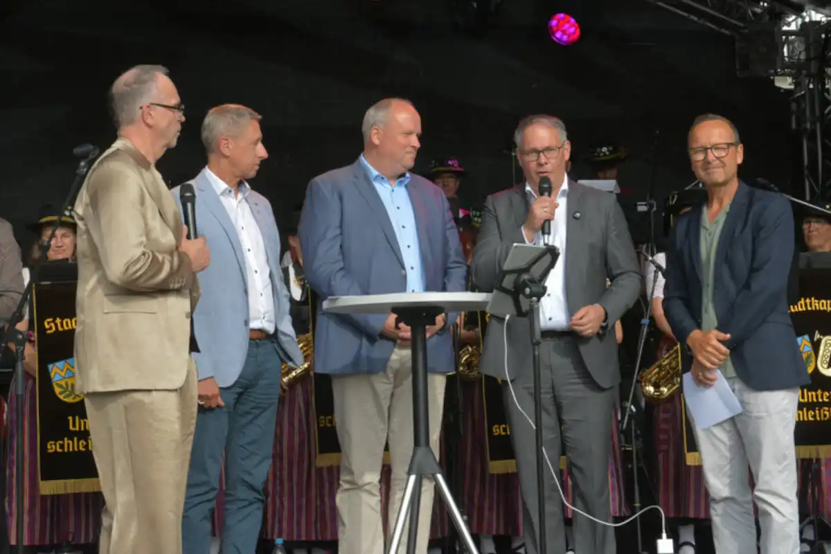 ZAMMA-Projektleiter Matthias Riedel-Rüppel bei der Eröffnung des Festival auf der Bühne im Gespräch mit Bürgermeister Christoph Böck, Landrat Christoph Göbel, Bezirkstags-Präsident Thomas Schwarzenberger und Kulturamtsleiter Jochen Gnauert. (Foto: Bezirk Oberbayern)