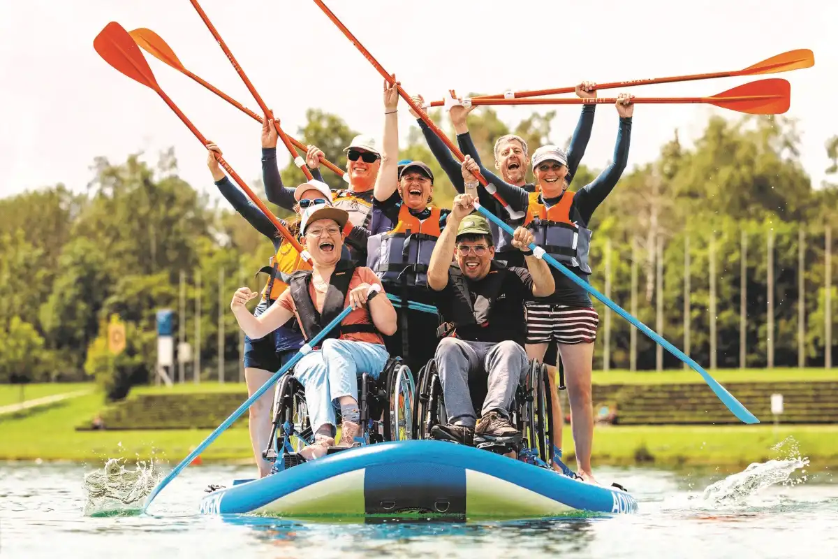 ZAMMA - Das Festival in Oberbayern: Barrierefreies Stand-Up-Paddling mit der Stiftung Pfenningparade (Foto: Carina Pilz, Copyright: Stiftung Pfennigparade)