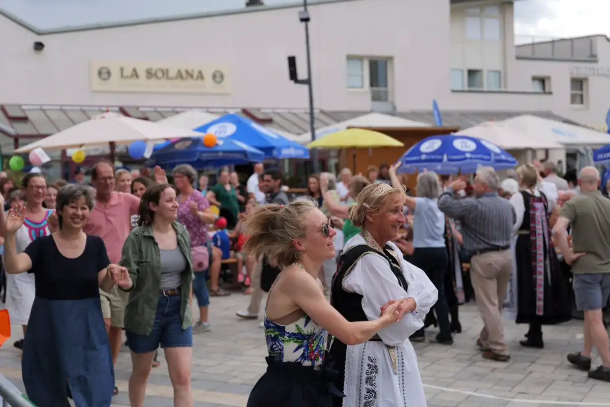 Tanzbegeisterte beim „Markt der Möglichkeiten“ auf dem Rathausplatz am Abschlusstag (Foto: Peter Bechmann © Bezirk Oberbayern)