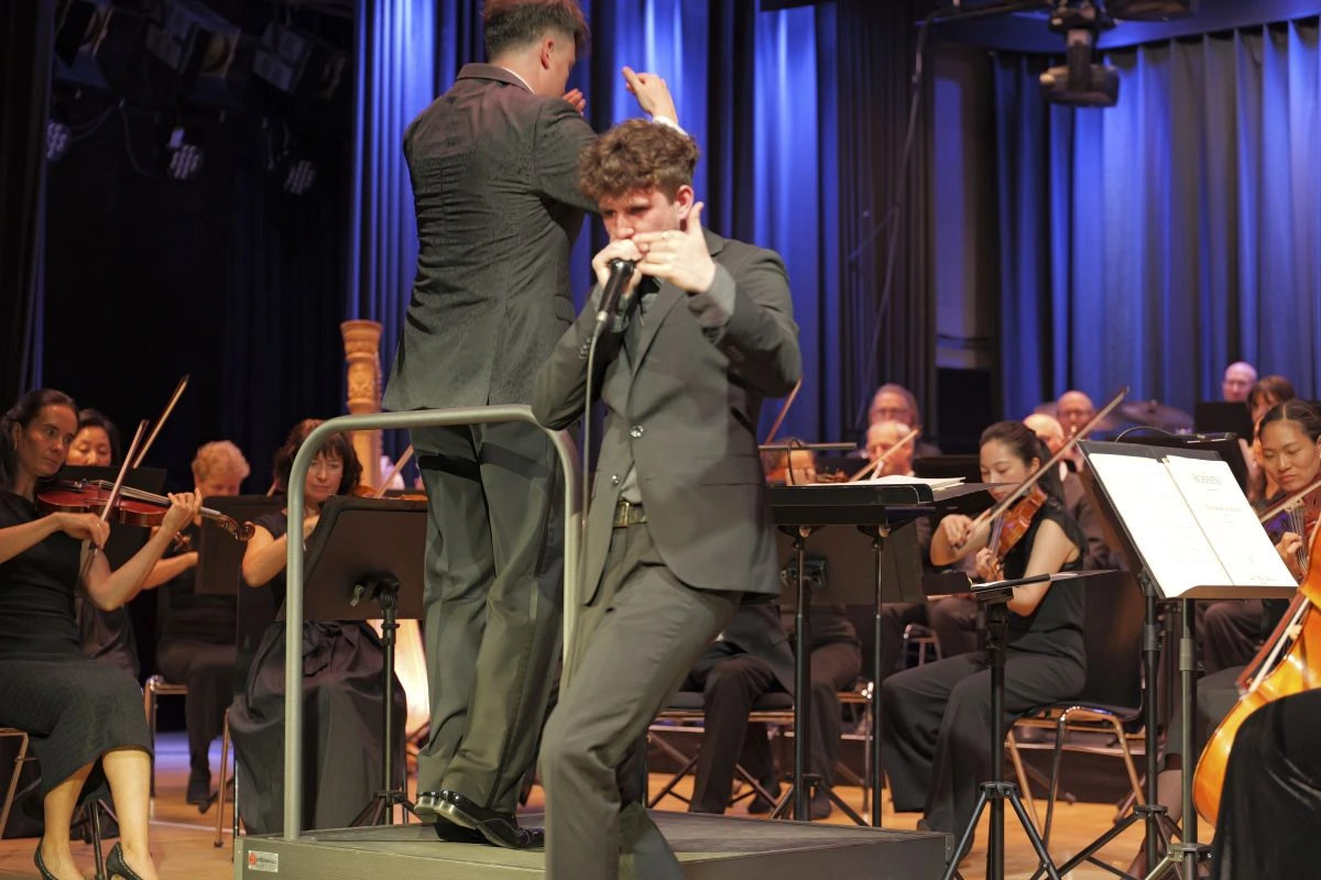 Klassik meets Beatbox: Samuel Plieger in Aktion mit dem Bad Reichenhaller Symphonieorchester (Foto: Peter Bechmann © Bezirk Oberbayern)