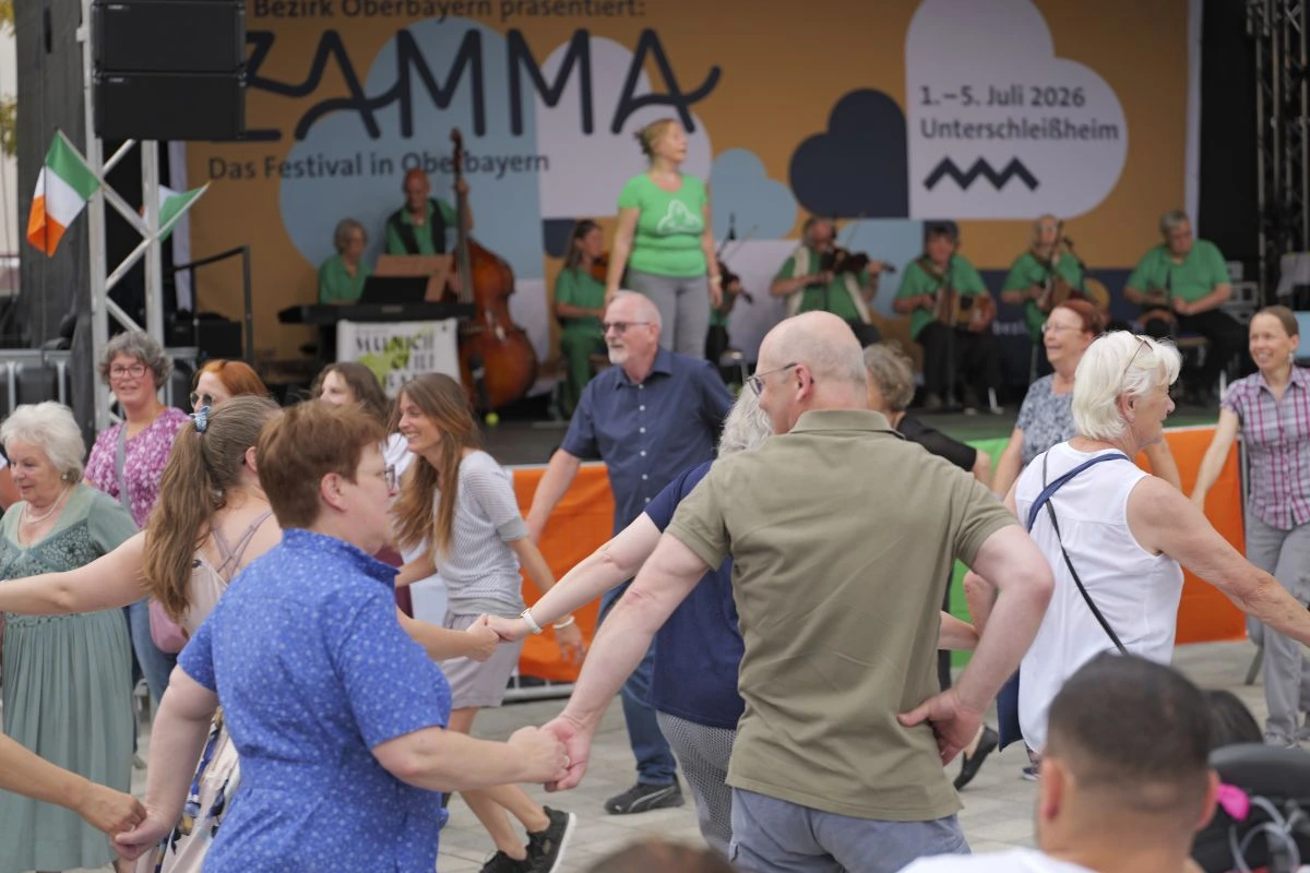 Tanzbegeisterte beim „Markt der Möglichkeiten“ auf dem Rathausplatz am Abschlusstag (Foto: Peter Bechmann © Bezirk Oberbayern)