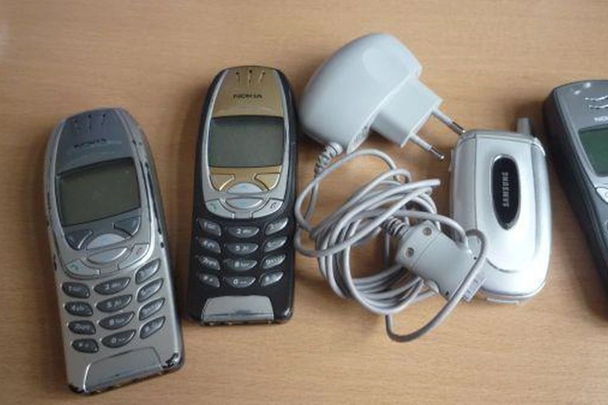 Mehrere sehr alte Mobiltelefone (Foto: Peter Marwan)