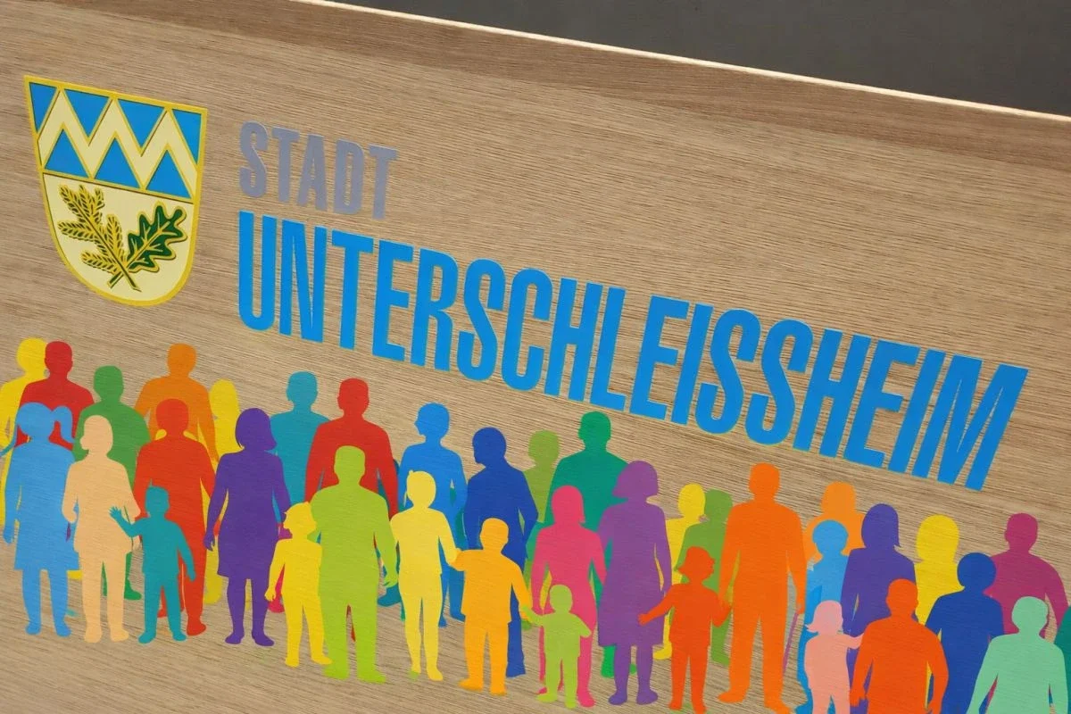 Die Bürgerversammlung in Unterschleißheim findet 2026 am 21. April statt (Foto & Bearbeitung: Peter Marwan)
