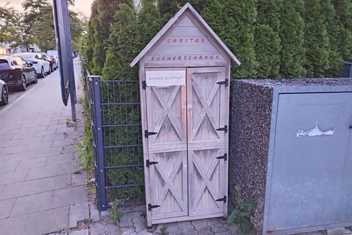 Der offene Bücherschrank in der Allestraße 27 (Foto: Peter Marwan)