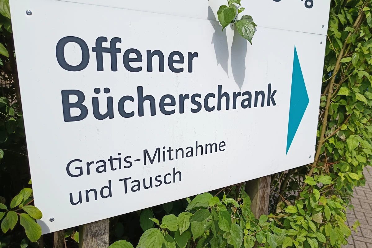 Hinweisschild auf den offenen Bücherschrank der Stiftung Pfennigparade (Foto: Peter Marwan)