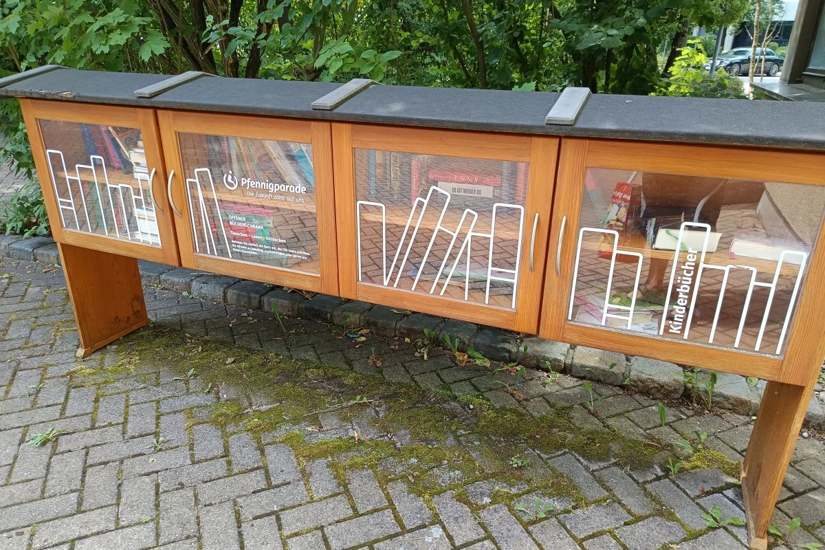 Der offene Bücherschrank der Stiftung Pfennigparade in Unterschleißheim (Foto: Peter Marwan)