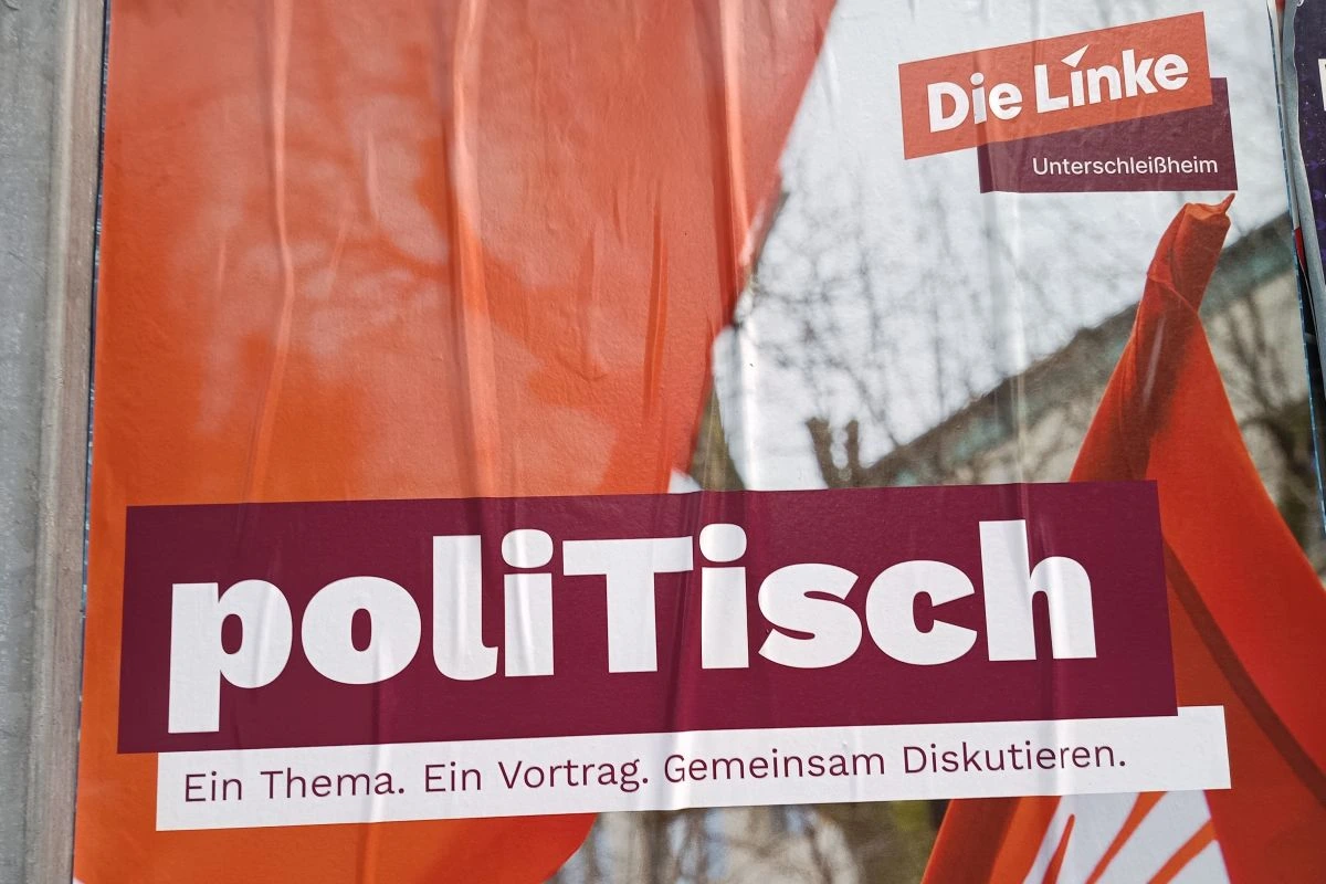 Ausschnitt eines in Rottönen gehaltenen Plakats der Partei Die Linke mit dem Schriftzug "poliTisch"